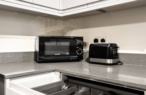 Reading Apartment | Modern 2 bed, sleeps 5, free parking