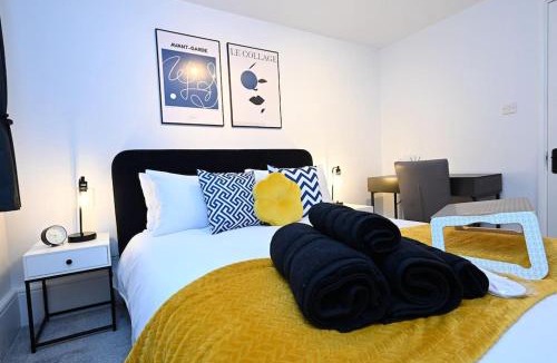 Tottenham Green Apartment | Modern 2 Bed Split Level Maisonette with Parking