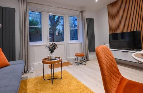 Tottenham Green Apartment | Modern 2 Bed Split Level Maisonette with Parking