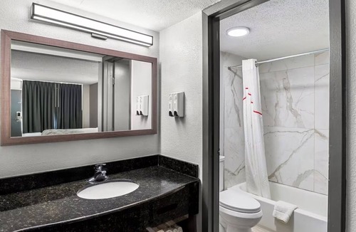 Sandston Hotel | Modern 2-Bed Stay w/Free Parking | Close to Airport and Museums