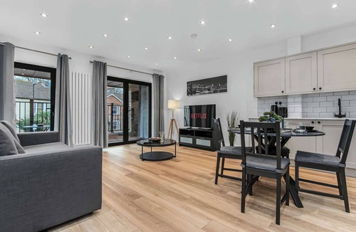 Addiscombe Apartment | Modern 2 Bedroom Stay, Balcony, East Croydon
