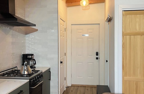 Goldendale Cabin | Modern 2-bedroom 100% off-grid cabin in delightful Goldendale with AC.