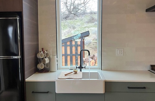 Goldendale Cabin | Modern 2-bedroom 100% off-grid cabin in delightful Goldendale with AC.