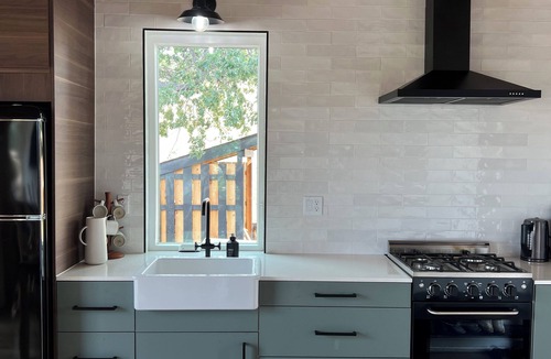 Goldendale Cabin | Modern 2-bedroom 100% off-grid cabin in delightful Goldendale with AC.