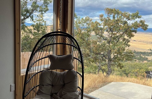 Goldendale Cabin | Modern 2-bedroom 100% off-grid cabin in delightful Goldendale with AC.