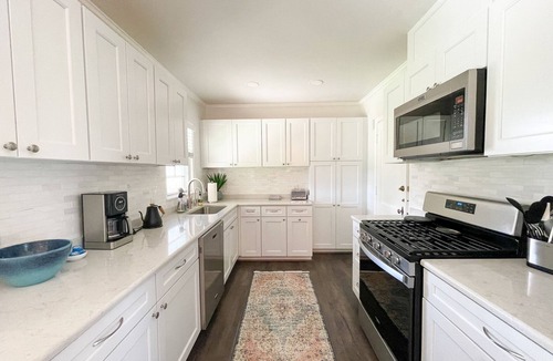 Midland House | Modern 2-bedroom 1930's Bungalow Close to Downtown