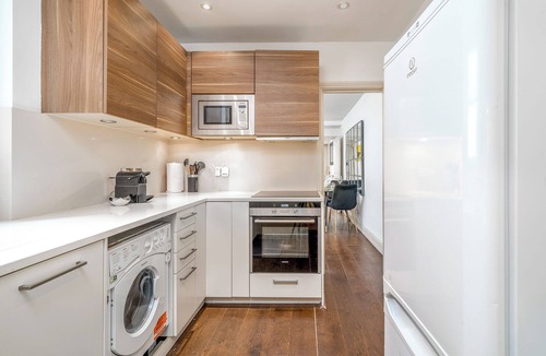 Redcliffe Apartment | Modern 2-bedroom, 2-bathroom apartment in central Chelsea with a private garden and terrace, fully equipped kitchen, free WiFi, and easy access to Earl’s Court, South Kensington, and Stamford Bridge — ideal for families or friends.