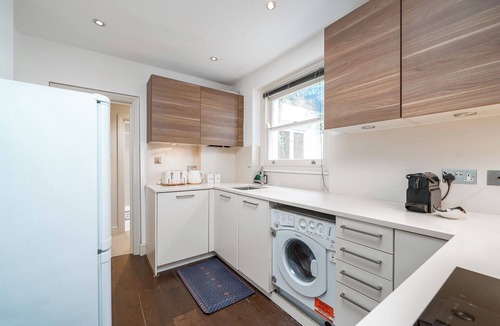 Redcliffe Apartment | Modern 2-bedroom, 2-bathroom apartment in central Chelsea with a private garden and terrace, fully equipped kitchen, free WiFi, and easy access to Earl’s Court, South Kensington, and Stamford Bridge — ideal for families or friends.