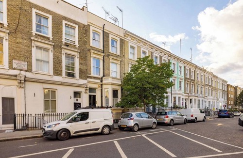 Redcliffe Apartment | Modern 2-bedroom, 2-bathroom apartment in central Chelsea with a private garden and terrace, fully equipped kitchen, free WiFi, and easy access to Earl’s Court, South Kensington, and Stamford Bridge — ideal for families or friends.