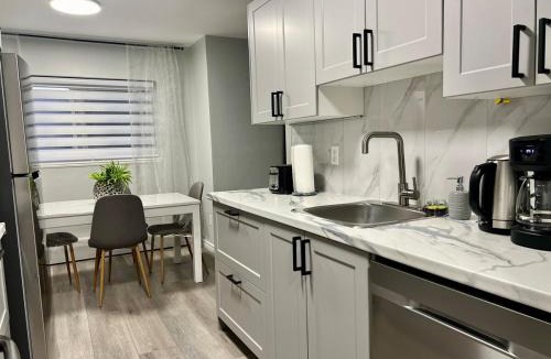 Kitchener Apartment | Modern 2 bedroom, 2 king beds, close to Hwy