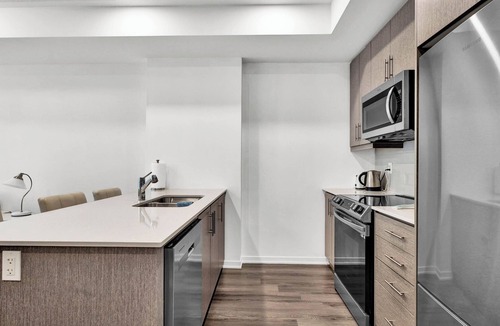 New Toronto House | Modern 2-Bedroom 3 Bath Townhome Near Lake & Downtown