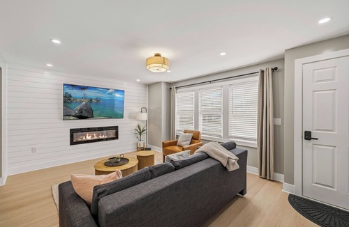 Eggertsville Apartment | Modern 2-bedroom apartment with AC centrally located in Eggertsville
