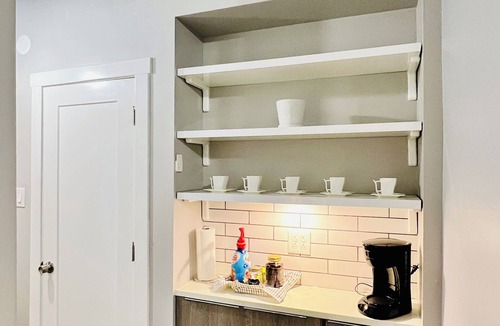 Heart of Chicago Apartment | Modern 2-bedroom apartment in wonderful Pilsen Chicago with AC