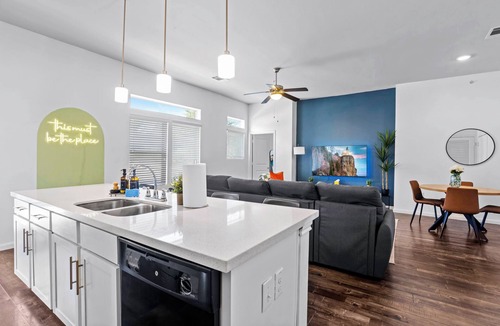 Montopolis Apartment | Modern 2-Bedroom apartment Near Downtown & Airport. Access to Pool + Gym