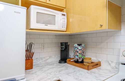 Belltown Condo | Modern 2 Bedroom Belltown Condo w/Free Parking