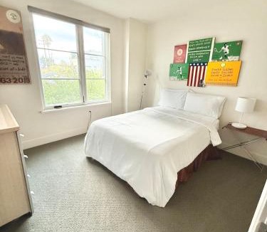 North Oak Park House | Modern 2 Bedroom by Midtown Walk Distance to Bars and Restaurants