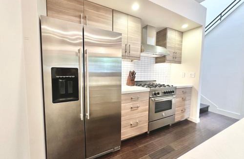 North Oak Park House | Modern 2 Bedroom by Midtown Walk Distance to Bars and Restaurants