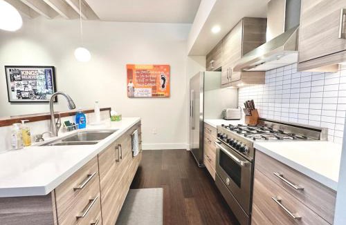 North Oak Park House | Modern 2 Bedroom by Midtown Walk Distance to Bars and Restaurants