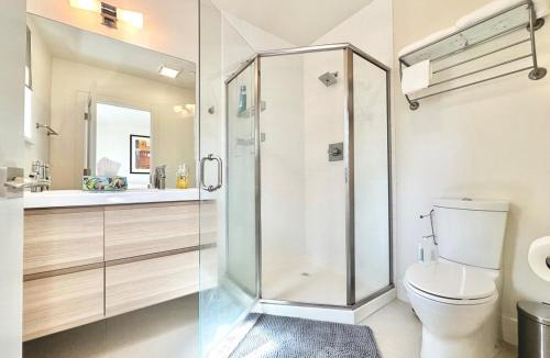 North Oak Park House | Modern 2 Bedroom by Midtown Walk Distance to Bars and Restaurants