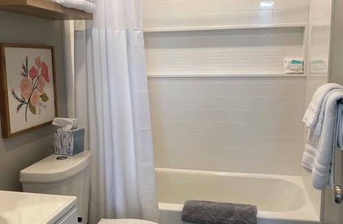 Mount Vernon Cottage | Modern 2-bedroom cottage in tranquil downtown Mount Vernon!
