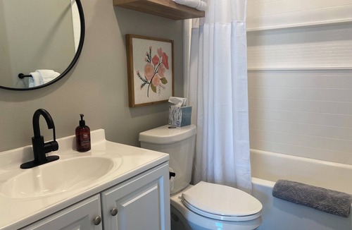 Mount Vernon Cottage | Modern 2-bedroom cottage in tranquil downtown Mount Vernon!