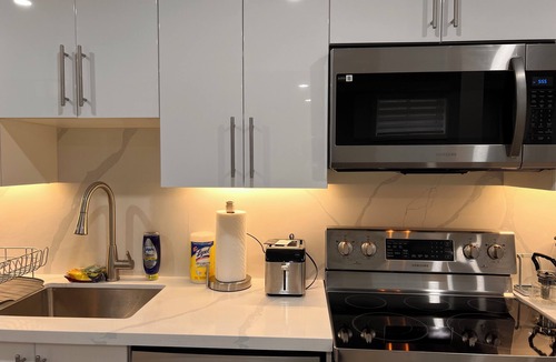 Richmond Hill House | Modern 2 Bedroom 1 Parking Basement Unit
