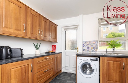 Coatbridge House | Modern 2 bedroom house with on street parking