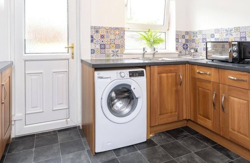 Coatbridge House | Modern 2 bedroom house with on street parking