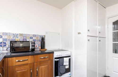 Coatbridge House | Modern 2 bedroom house with on street parking