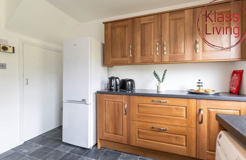 Coatbridge House | Modern 2 bedroom house with on street parking