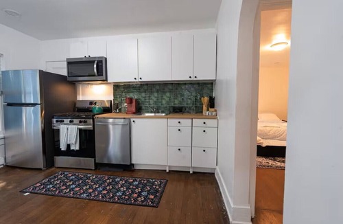 Skokie House | Modern 2-Bedroom House with Free Parking and Convenient Location,