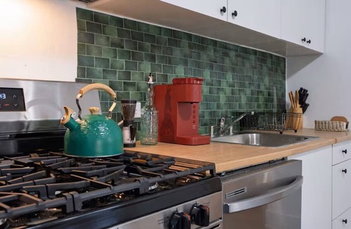 Skokie House | Modern 2-Bedroom House with Free Parking and Convenient Location,