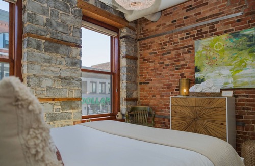 Kingston Apartment | Modern 2 Bedroom Loft Downtown Kingston