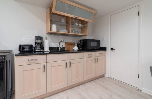 Arlington Apartment | Modern 2-Bedroom Oasis with Private Entrance!