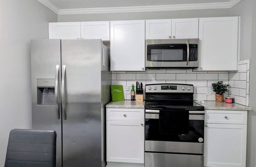 Stockade Historic District House | Modern 2-Bedroom Ranch w/Private Backyard