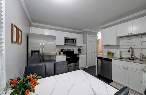 Stockade Historic District House | Modern 2-Bedroom Ranch w/Private Backyard