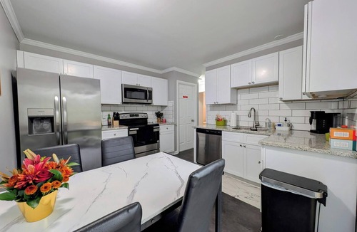 Stockade Historic District House | Modern 2-Bedroom Ranch w/Private Backyard