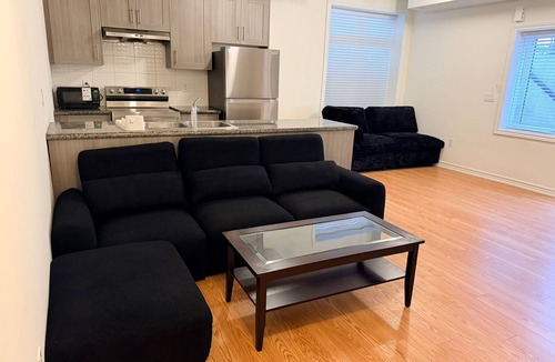 Airport Road Business Centre House | Modern 2-Bedroom Suite| Near Airport | Free Parking