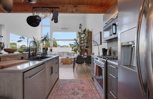 Atlantic House | Modern 2-Bedroom Townhouse with Rooftop Patio