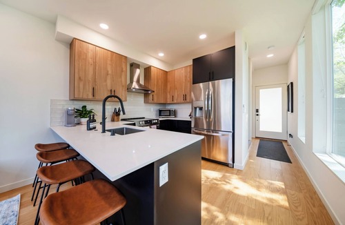 Atlantic House | Modern 2-Bedroom Townhome with A/C