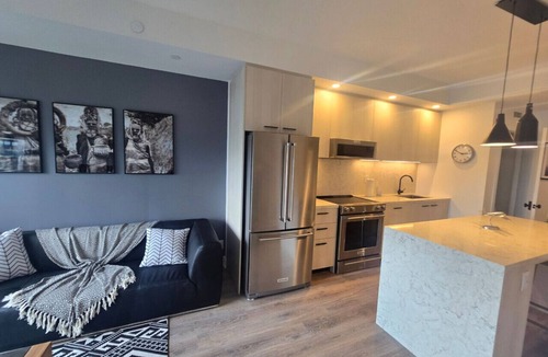 Downtown Toronto Apartment | Modern 2 Bedroom with 2 Bathroom in Toronto | Elm Ledbury