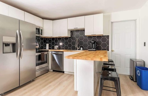 South Hill Apartment | Modern 2 Bedroom with Outdoor Space