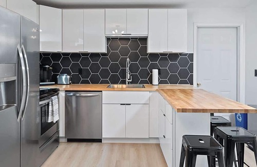 South Hill Apartment | Modern 2 Bedroom with Outdoor Space
