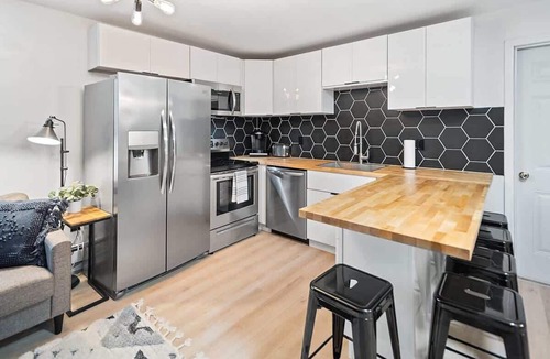 South Hill Apartment | Modern 2 Bedroom with Outdoor Space