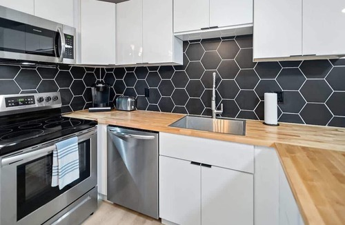 South Hill Apartment | Modern 2 Bedroom with Outdoor Space
