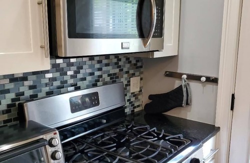 D Street - West Broadway Apartment | Modern 2 BR, 1BA Near Convention Center & Seaport