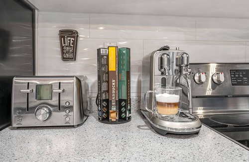 Humber Bay Apartment | Modern 2 BR Full Kitchen Fireplace 15 mins to CNT