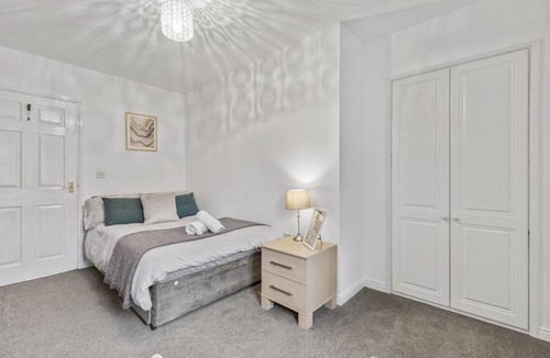 Edwinstowe Apartment | Modern 2-BR Home WiFi plus Parking