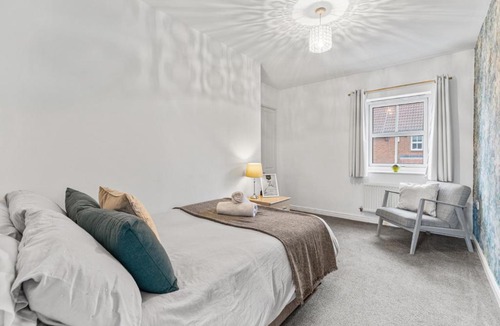 Edwinstowe Apartment | Modern 2-BR Home WiFi plus Parking