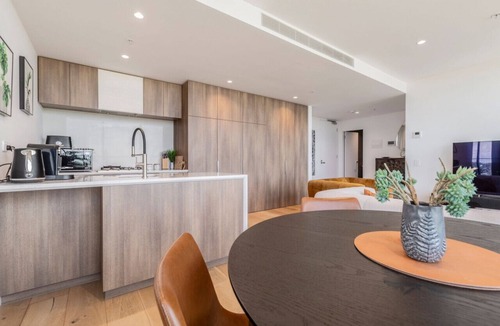 Williamstown Apartment | Modern 2 BRM Apt in Miami